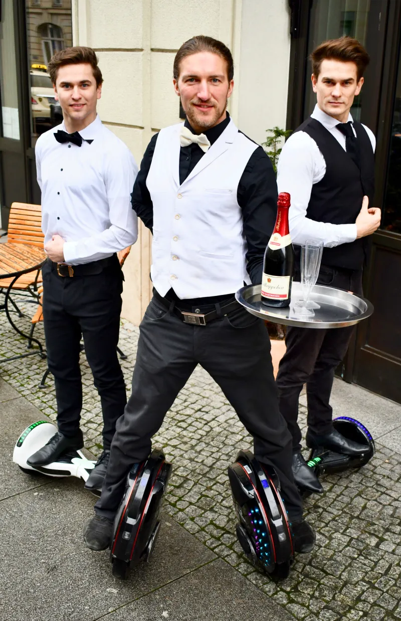 Futuristische Kellner auf Hoverboards – E-Mobility Walking Act